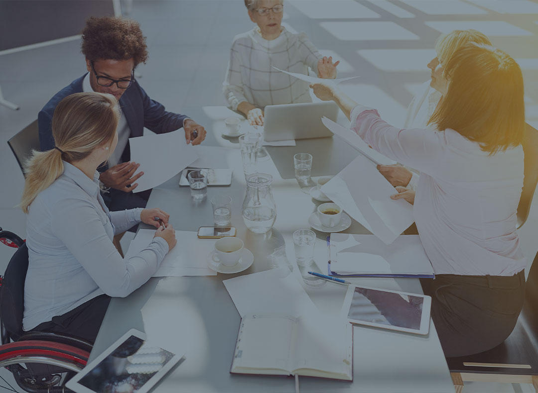 Menschen arbeiten gemeinsam in einem professionellen Umfeld.